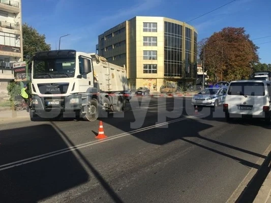 Камион помете жена, лекари се борят за живота й