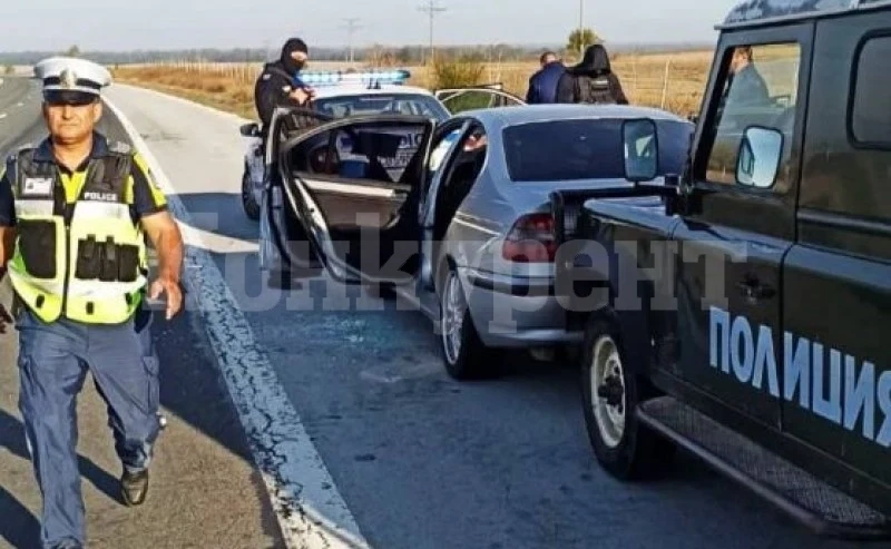 Шофьор с пистолет се заключи в БМВ на Хемус, полицията обезопаси мястото