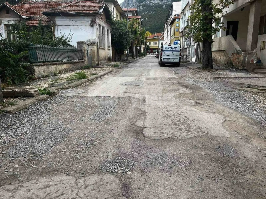 ВАЖНО! Ремонтни дейности ограничават движението по възлова улица във Враца
