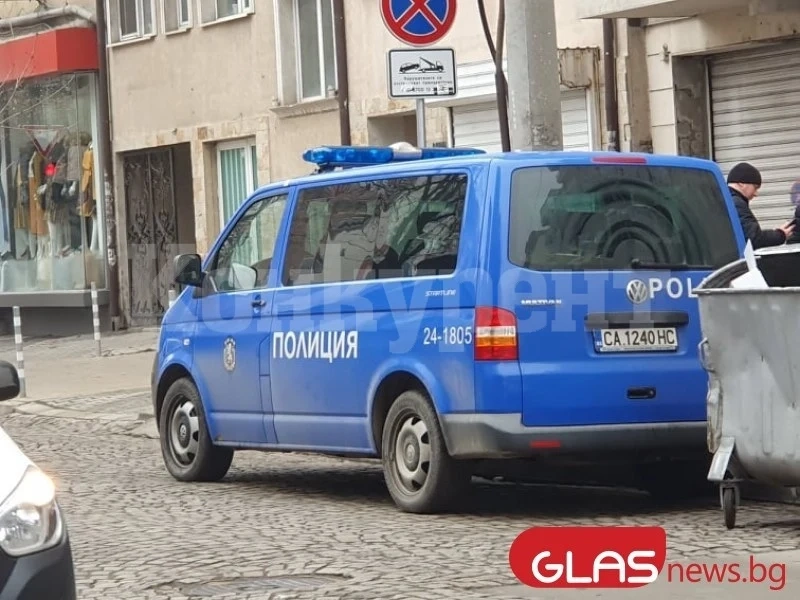 Крадци зарязаха колата при гонка с полицията, арестуваха ги в автобус