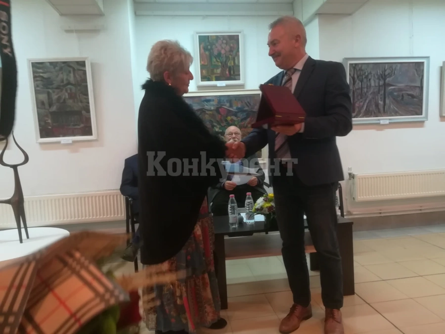 Яна Кременска е първият носител на националната литературна награда „Иван Давидков\