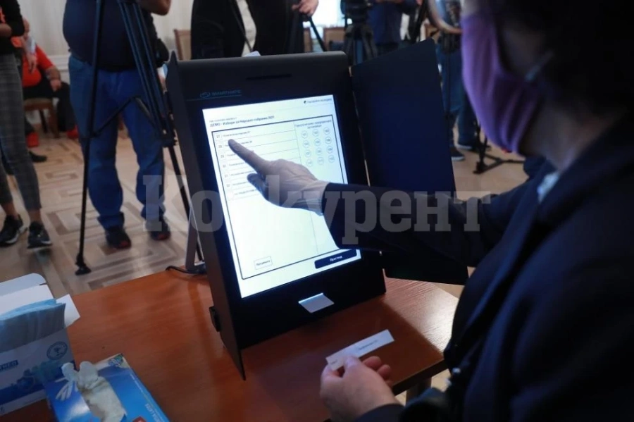 Машина в Харманли блокира и унищожи част от вота на избирателите