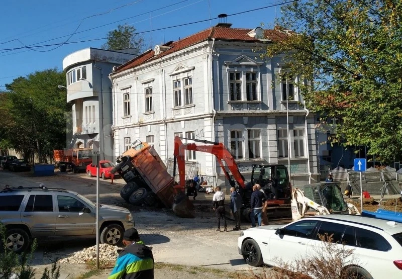 Камион пропадна в изкоп, вадят го с багер