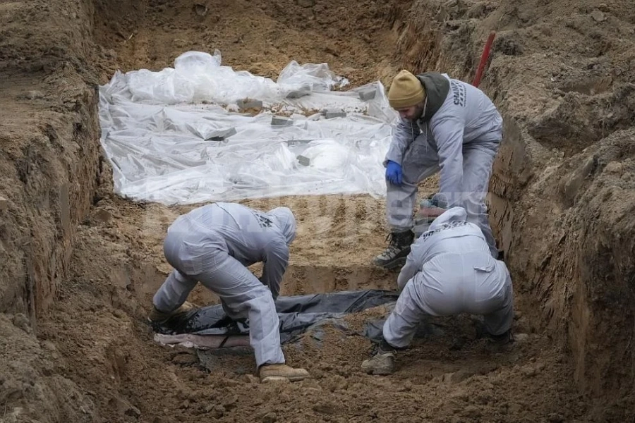 Украйна ексхумира десетки тела в два освободени града в страната