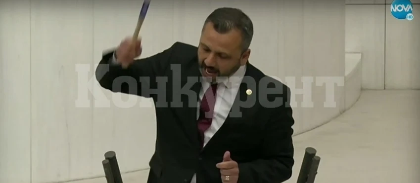 В знак на несъгласие: Турски депутат счупи телефона си с чук в парламента