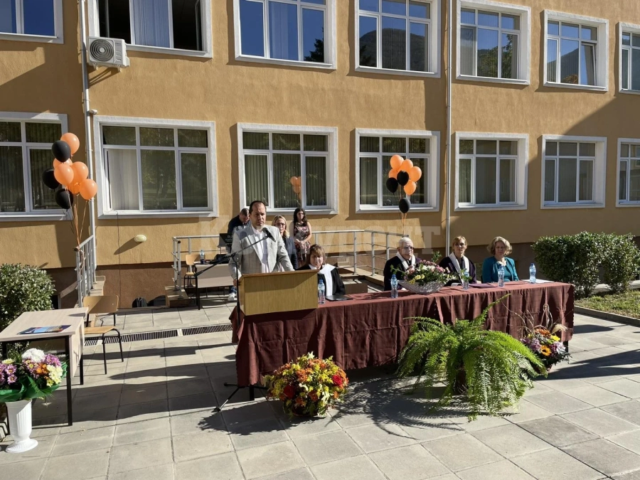 Връчиха дипломите на абсолвенти от филиала на Медицинския университет във Враца СНИМКИ