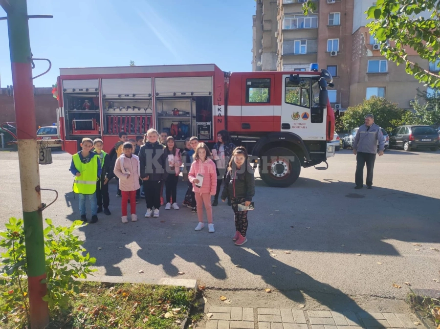 Хлапета станаха пожарникари за ден СНИМКИ