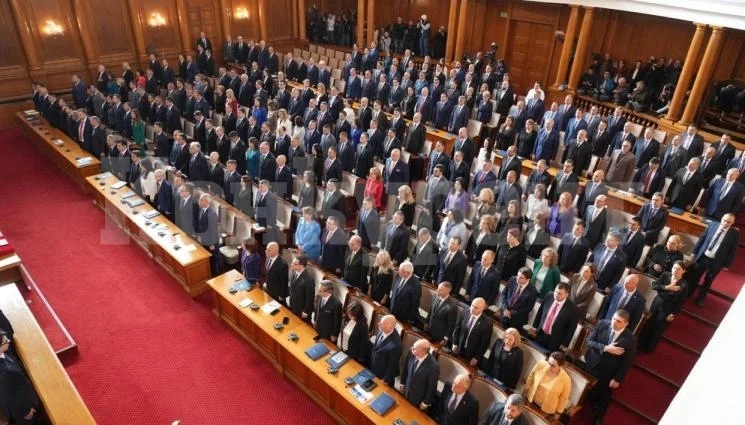 ПОЛИТИЧЕСКИ ХАОС: Парламентът втори ден без шеф