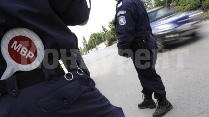 Бясна гонка във Врачанско! Джигит не спря на стоп-палка и опита да прегази полицаи, но го спипаха и …
