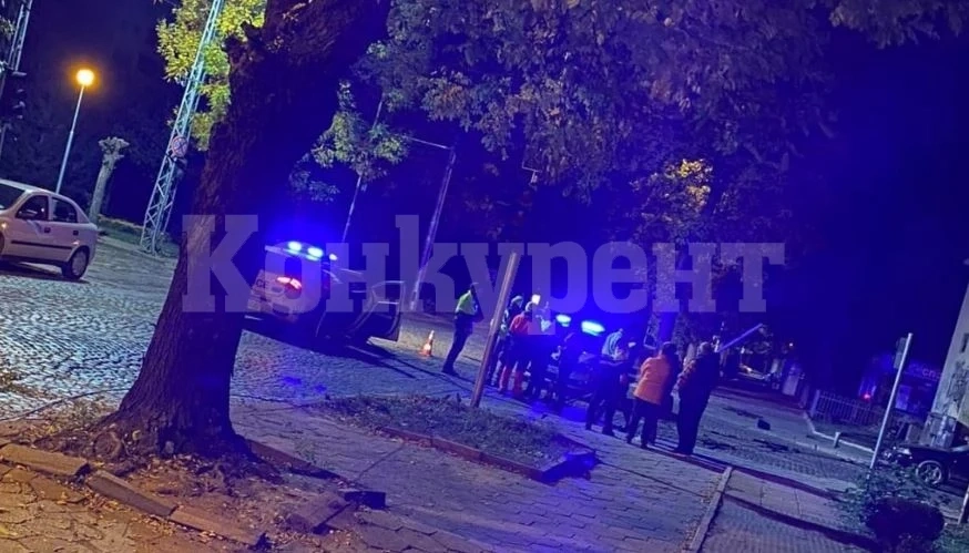Кошмарна нощ! Млад мъж загина на място, забил се в улична лампа в Лом