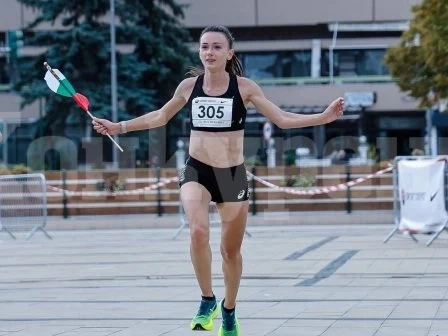 Милица финишира първа на полумаратона в Пловдив