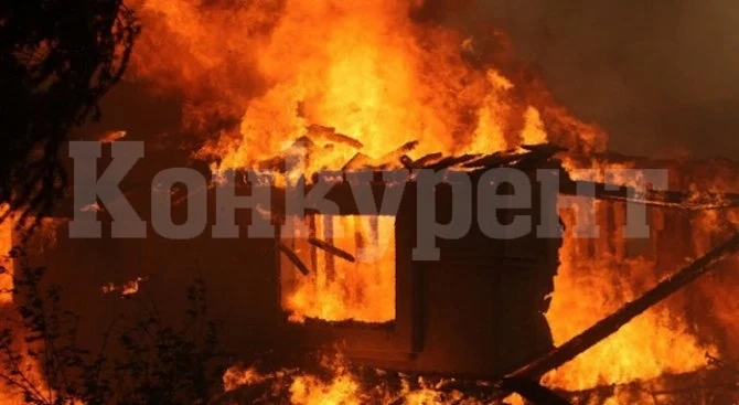 Огнен ад в Берковския балкан! Пожар унищожи до основи вила, огънят засегна и друга в съседство