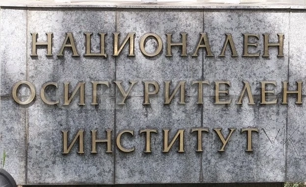 Пенсионер писа двойка на депутати