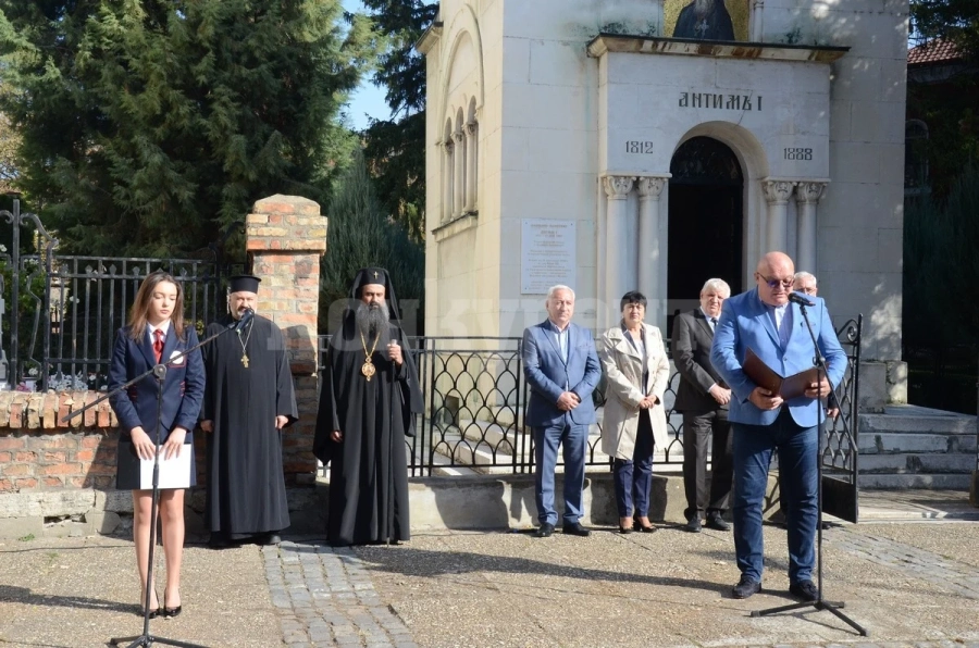 С празнично шествие и тържествена церемония Община Видин почете Деня на народните будители СНИМКИ