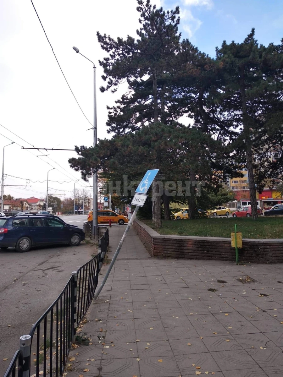 Бутнаха знак край болницата СНИМКА