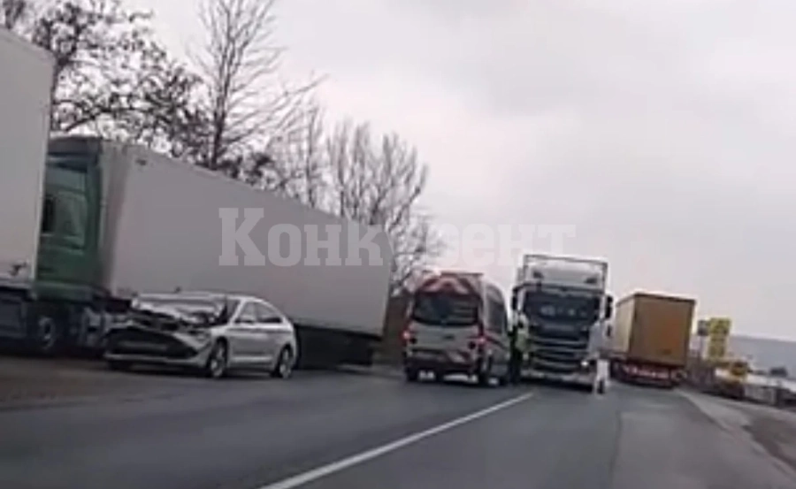 Кола се заби в автовоз СНИМКИ