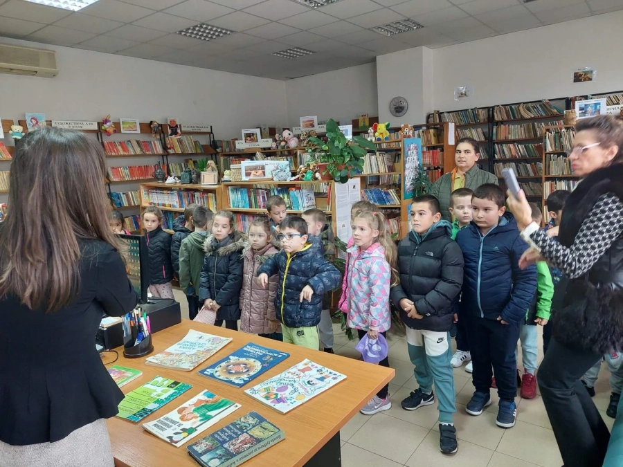 Малчугани влязоха в читалищната библиотека СНИМКИ