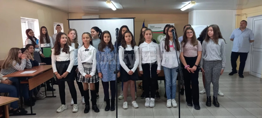 С викторина и празнична програма отбелязаха Денят на народните будители
