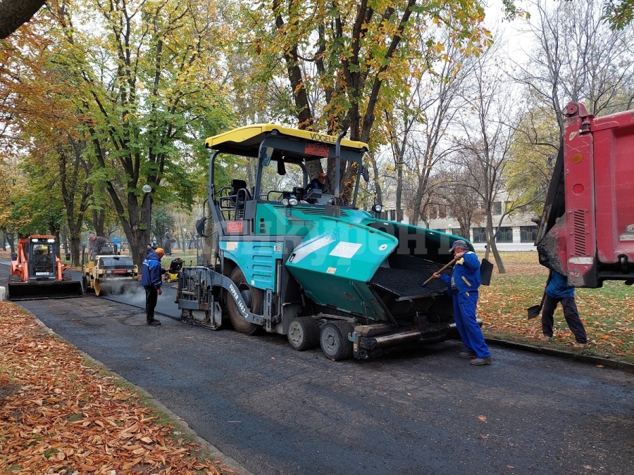 Продължава асфалтирането на паркови алеи във Видин