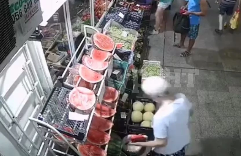 Баба задигна забравено на каса в магазин портмоне, спипаха я