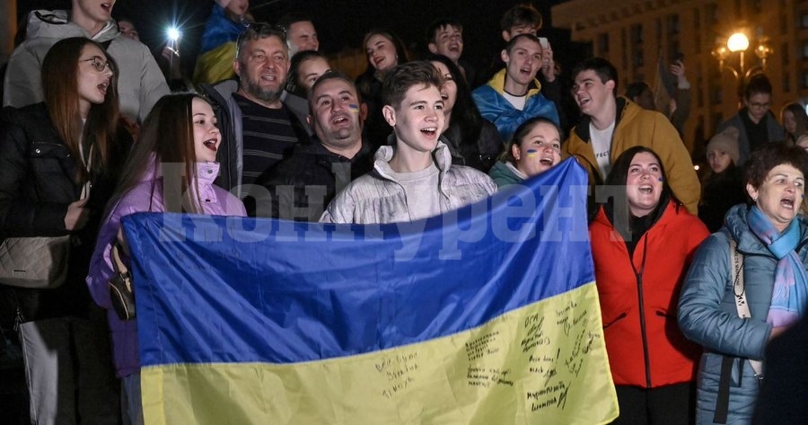 Жители на Херсон празнуват с шампанско освобождението от руска окупация