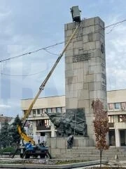 Във Видин скочиха срещу новогодишна украса, монтирана върху паметник