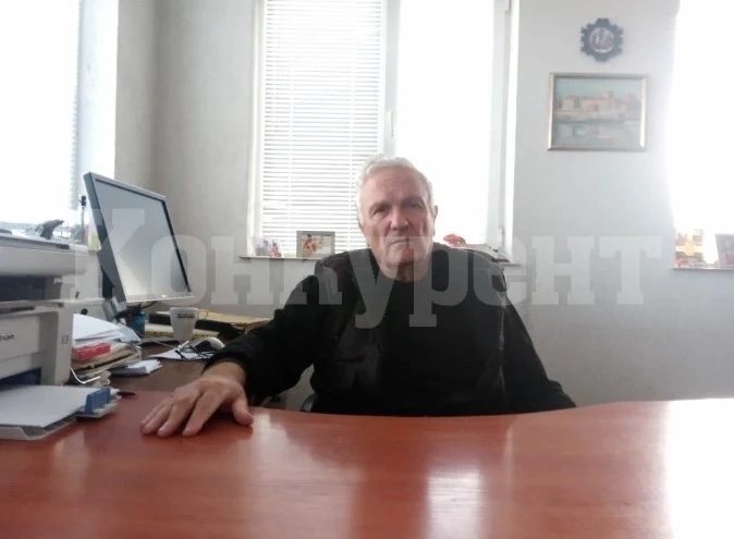 Дарител постави светещ кръст на храма в Сланотрън