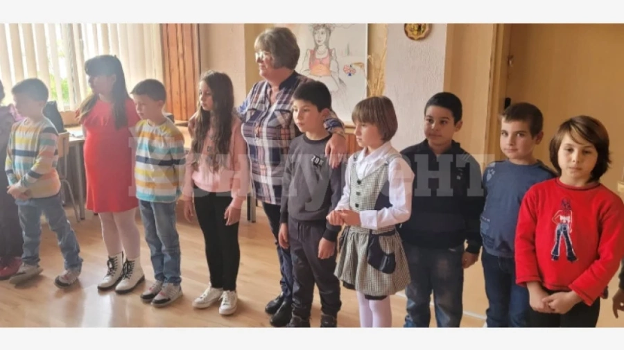 Деца в Кула дариха играчки
