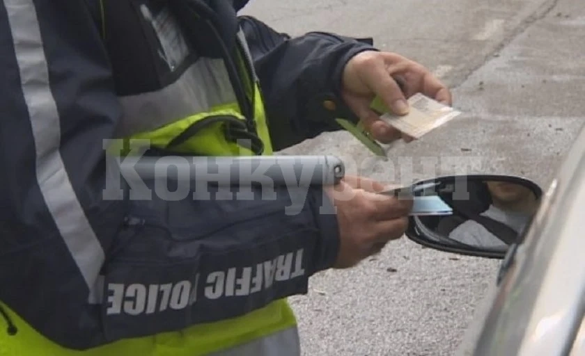 Разследват двама полицейски служители за подкуп