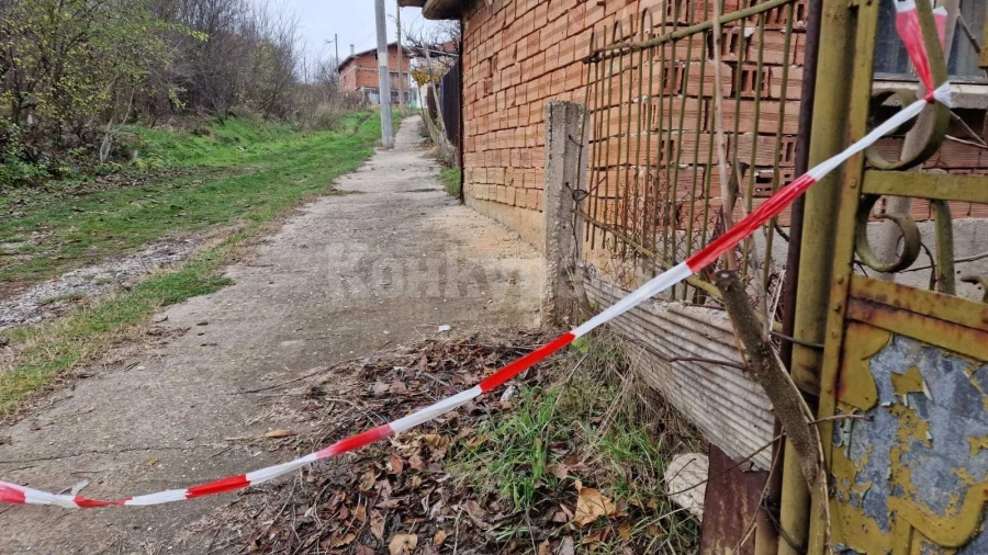 Агресивен шизофреник заклал баща си в Осен - СНИМКИ от къщата на ужасите 