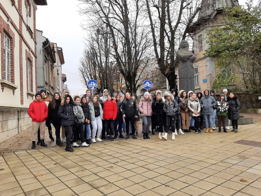 Младите „Ботевци“ посетиха паметни български места в Букурещ