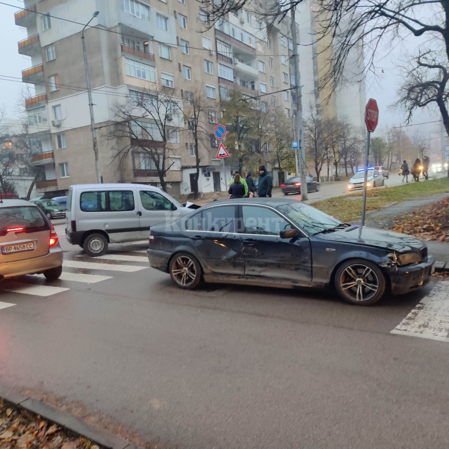 Катастрофа затруднява движението на възлов булевард във Враца, има пострадал СНИМКИ