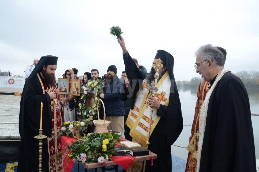 На Никулден във Видин запалиха светлините на сребърното кандило-кораб в митрополитската църква СНИМКИ