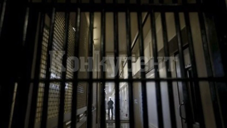 10 месеца затвор за крадец, отмъкнал пет акумулатора и потрошил четири коли