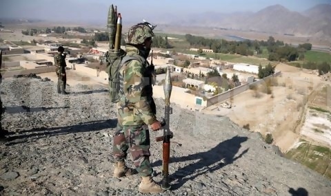 Талибаните бичуваха публично с камшик 27 души в Афганистан