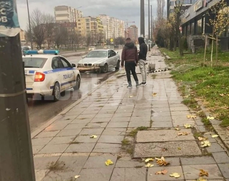 БМВ се вряза в ограждение на пътя, озова се в насрещното