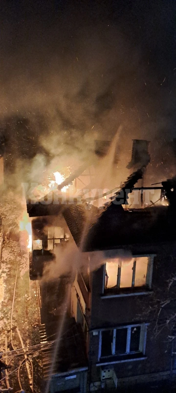 Вижте СНИМКИ от страховития пожар, вилнял тази нощ във Враца