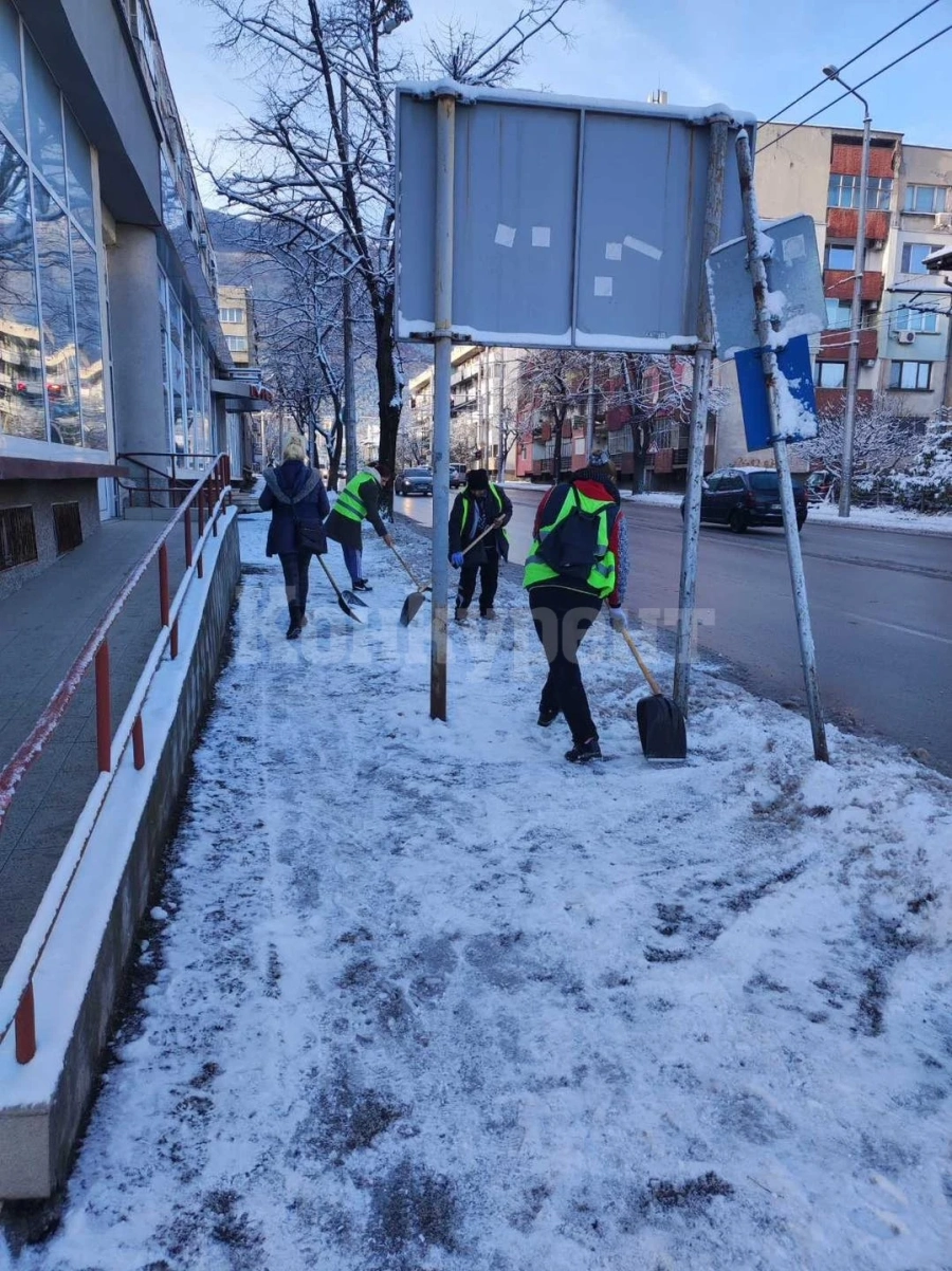 Служители на БКС почистват и осоляват тротоари във Враца СНИМКИ