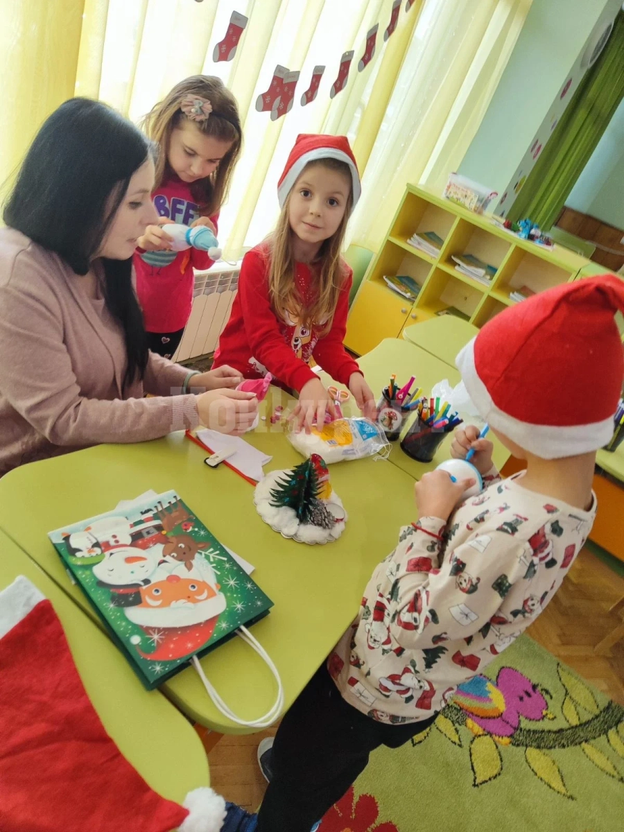 Малчугани от Берковица взеха участие в коледна работилница СНИМКИ