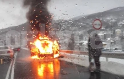 Кола се запали в движение край Перник