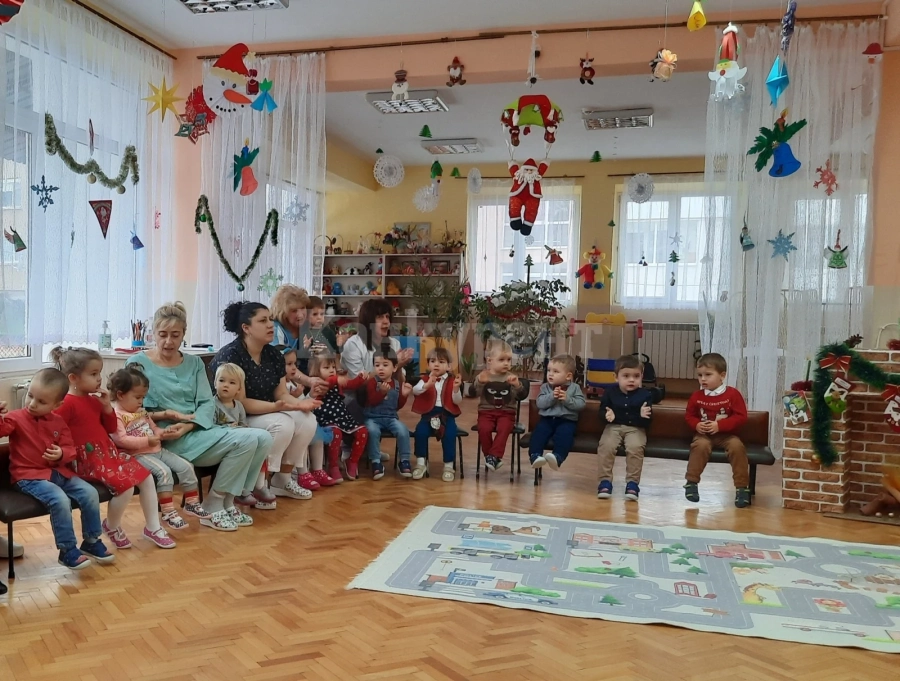Най-малките дечица от Берковица посрещнаха първи Дядо Коледа СНИМКИ