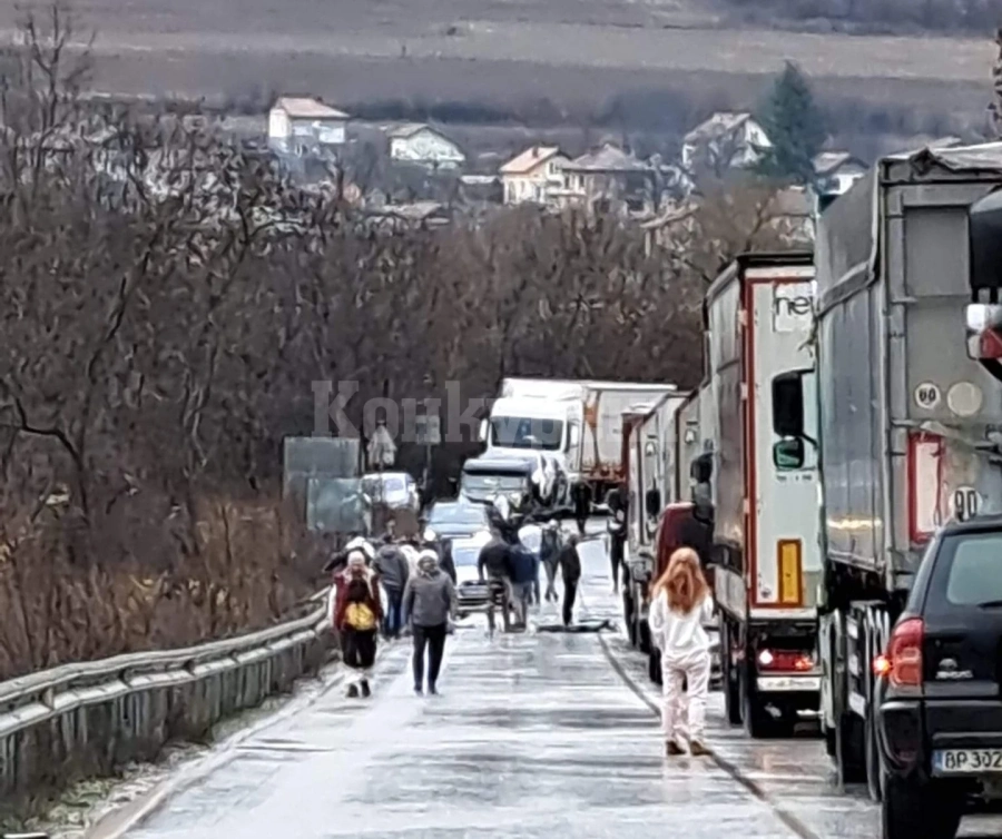 Пуснаха движението по Е-79 след верижна катастрофа, друг сблъсък край Ребърково...