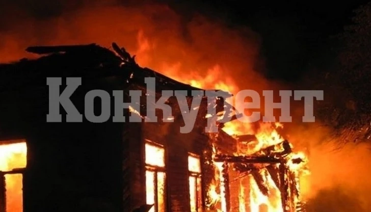 Пожар пламна в Боровица, пожарникарите...