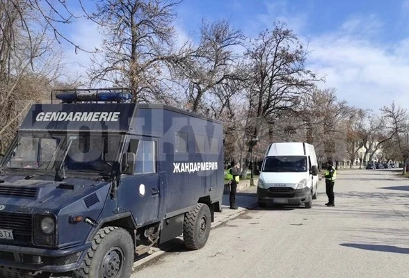 Полицията и жандармерията със спецакция в Бяла Слатина