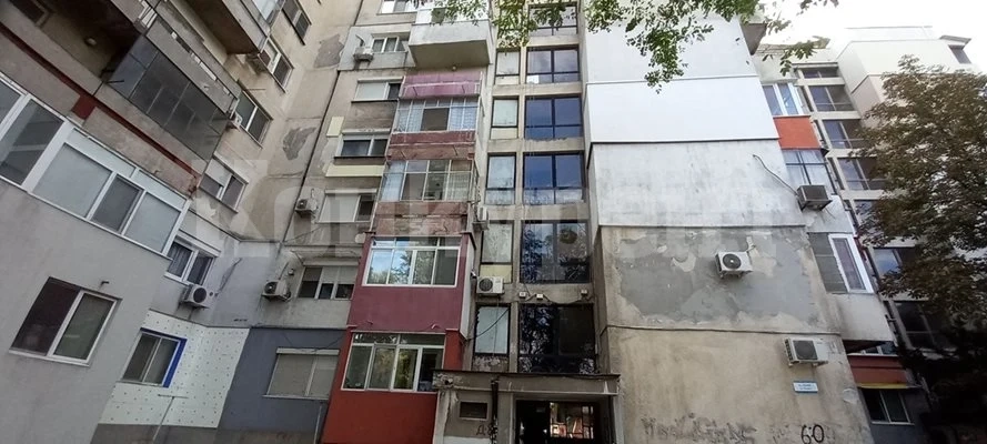 Мъж тормози цял блок в София, замерял съседите си с камъни