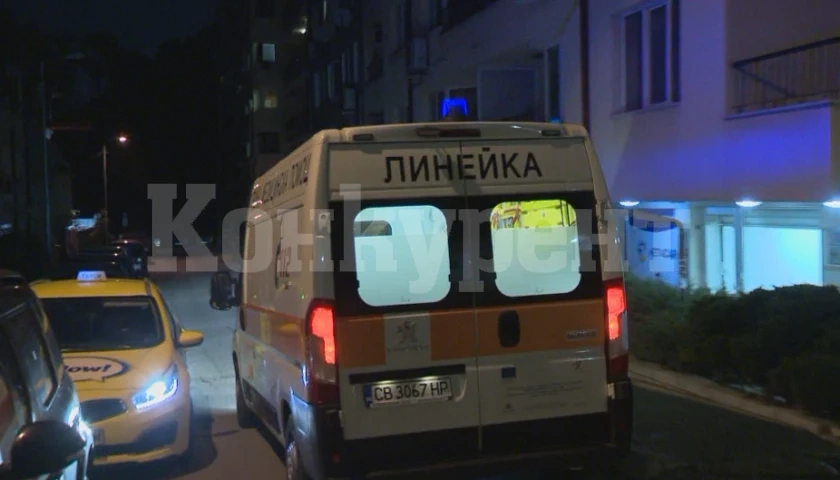 Посред нощ пожарникари носили болен до линейка