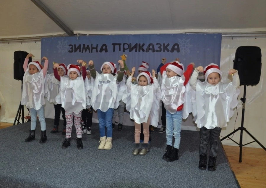 Деца от ДГ „Зорница“ с коледна програма в „Зимна приказка“