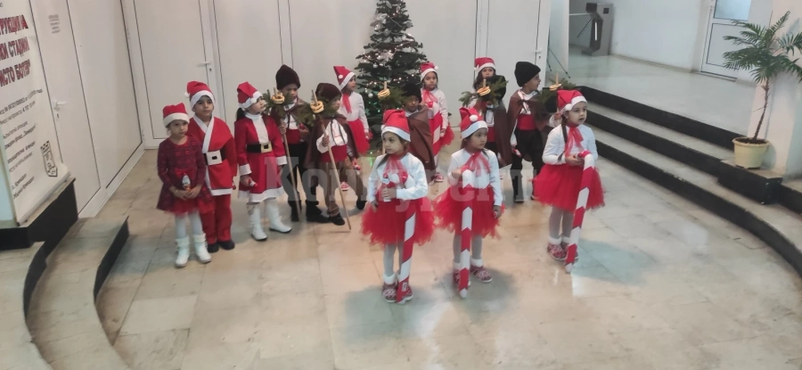 Малчугани коледуваха в Община Криводол