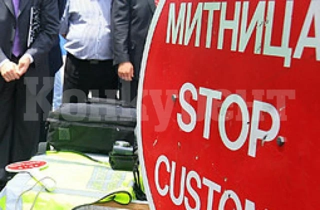Масови проверки на митниците, след като разбиха склад, пласирал стари коледни десерти