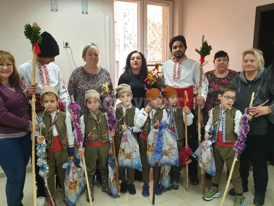 Коледари пожелаха здраве и късмет на кмета на Борован СНИМКИ